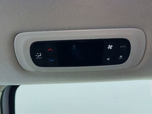 Used 2024 Chrysler Pacifica Touring-L image 36