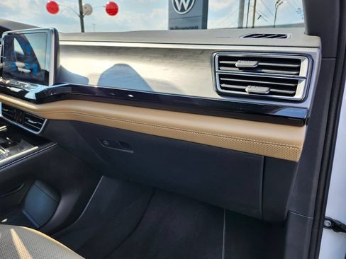Certified 2024 Volkswagen Atlas Cross Sport SE w/ Panoramic Sunroof Package FWD image 11