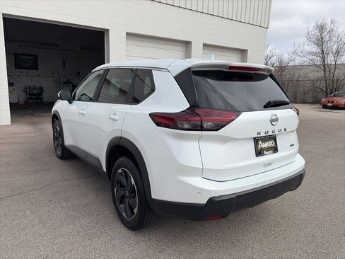 Used 2025 Nissan Rogue SV image 3