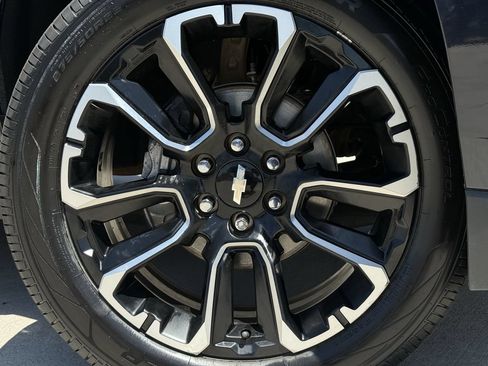 Used 2023 Chevrolet Suburban LT w/ Luxury Package RWD image 9
