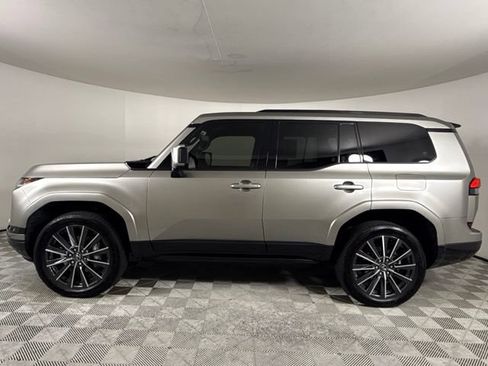 Used 2025 Lexus GX 550 w/ Accessory Package (2T) AWD/4WD image 3