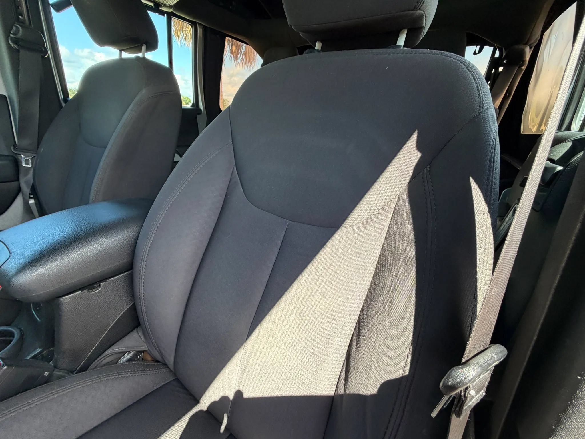 Used 2016 Jeep Wrangler Unlimited Sport w/ Connectivity Group AWD/4WD image 28