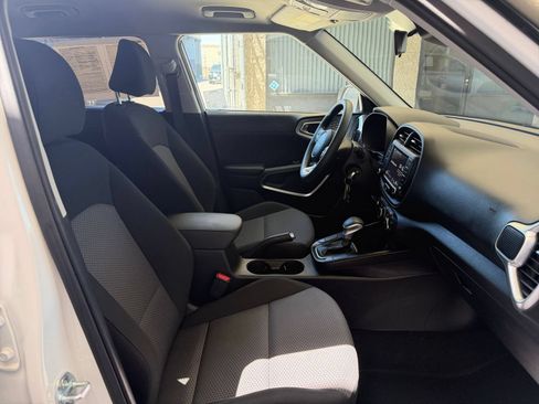 Used 2025 Kia Soul LX w/ LX Technology Package FWD image 34