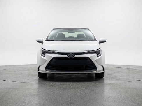 Used 2025 Toyota Corolla LE image 2