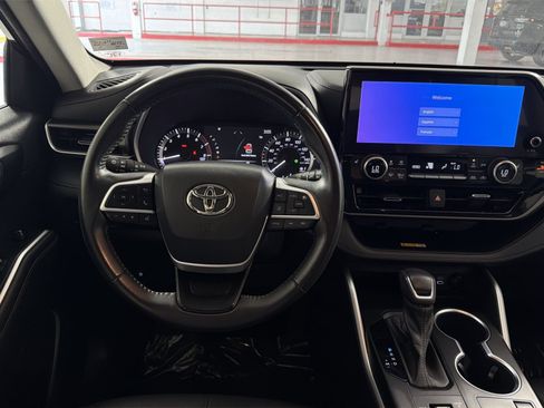 Used 2023 Toyota Highlander XLE AWD/4WD image 16