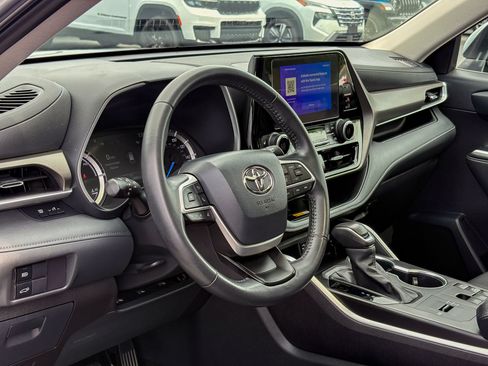 Used 2024 Toyota Highlander XLE AWD/4WD image 16