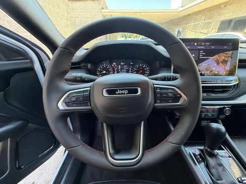 Used 2025 Jeep Compass Trailhawk AWD/4WD image 27