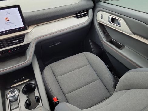 Used 2025 Ford Explorer Active image 17