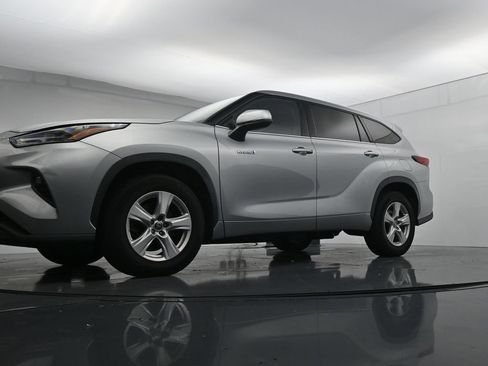 Used 2021 Toyota Highlander LE FWD image 20