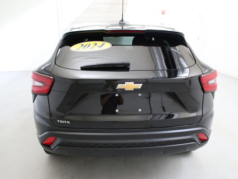 Used 2024 Chevrolet Trax LS FWD image 8