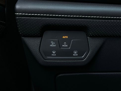 Used 2025 Volkswagen Atlas SE image 23