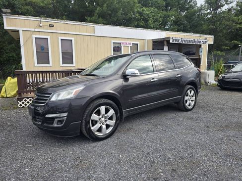 Used 2016 Chevrolet Traverse LT w/ Style and Technology Package FWD image 3