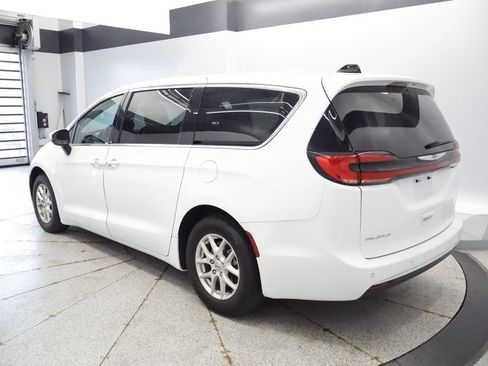 Certified 2023 Chrysler Pacifica Touring-L FWD image 12