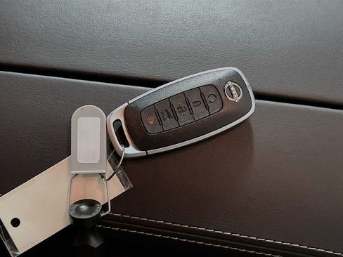 Used 2025 Nissan Rogue SV FWD image 32