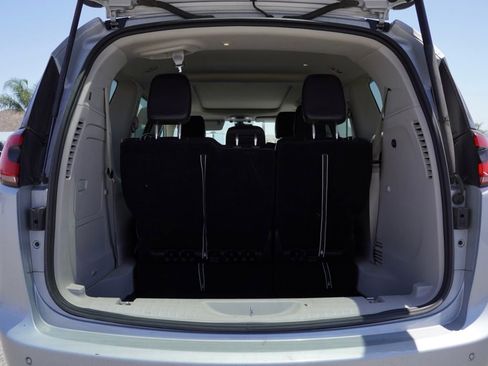 Used 2023 Chrysler Pacifica Limited image 6