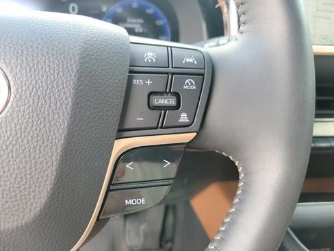 Used 2025 Toyota Crown Signia Limited image 21