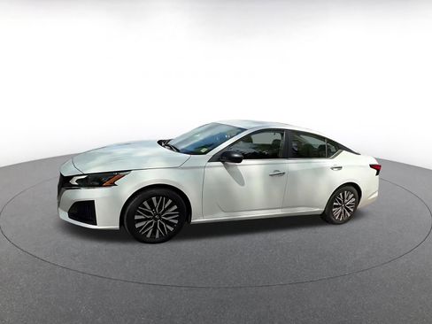 Used 2025 Nissan Altima 2.5 SV FWD image 8