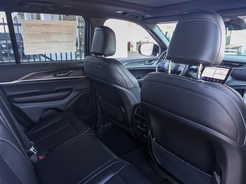 New 2025 Jeep Grand Cherokee Limited w/ Luxury Tech Group II image 17