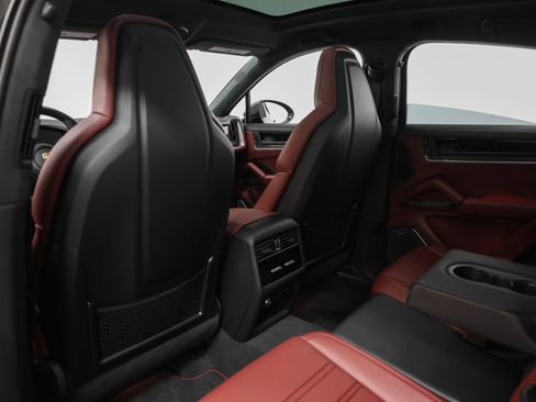 Certified 2024 Porsche Cayenne Turbo AWD/4WD image 59