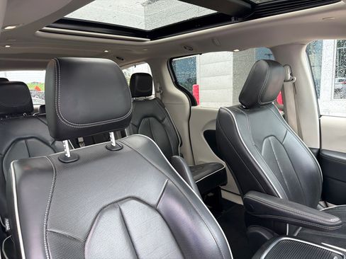 Used 2024 Chrysler Pacifica Limited FWD image 33