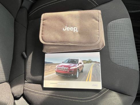 Used 2017 Jeep Cherokee Latitude FWD image 32
