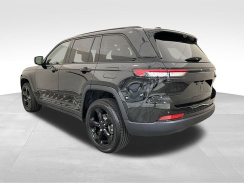 Used 2023 Jeep Grand Cherokee Limited w/ Luxury Tech Group II AWD/4WD image 3