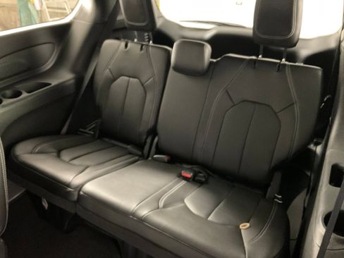 New 2026 Chrysler Pacifica Select image 8