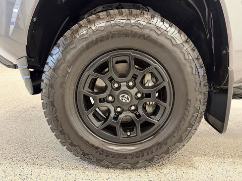 Used 2019 Toyota Tacoma SR5 AWD/4WD image 9