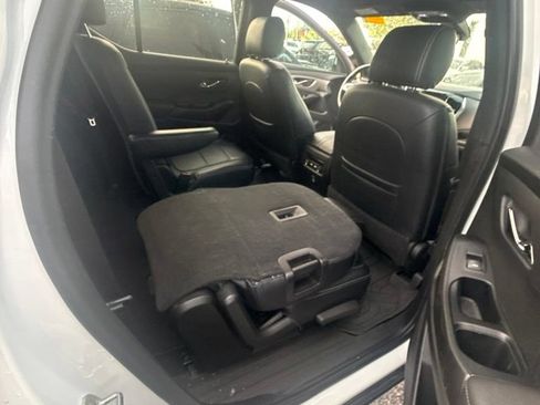 Used 2023 Chevrolet Traverse LT FWD image 7