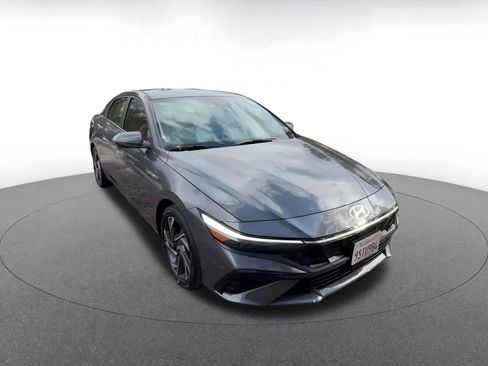 Used 2025 Hyundai Elantra Limited image 3