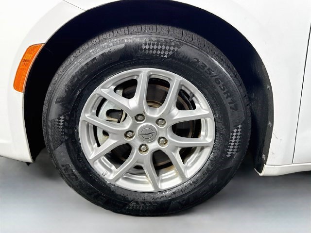 Used 2022 Chrysler Pacifica Touring-L FWD image 37