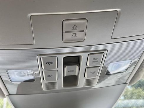 Used 2024 Volkswagen Taos SE w/ Panoramic Sunroof Package FWD image 14