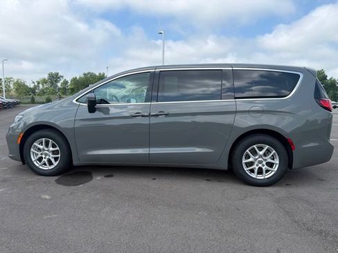 Used 2023 Chrysler Pacifica Touring-L FWD image 14