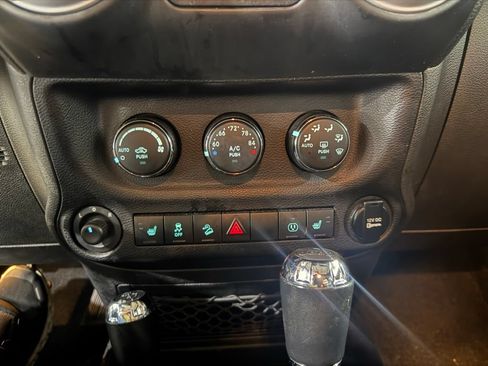 Used 2013 Jeep Wrangler Unlimited Rubicon w/ Connectivity Group AWD/4WD image 17