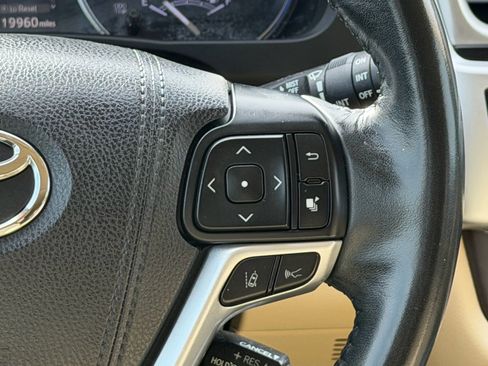 Used 2018 Toyota Highlander XLE image 29