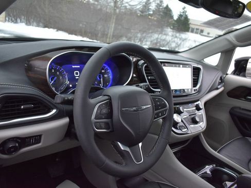 Used 2024 Chrysler Pacifica Limited image 10