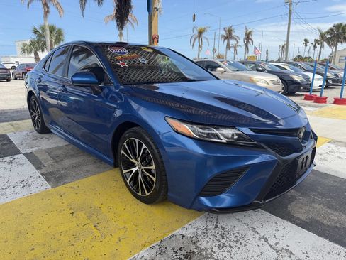Used 2020 Toyota Camry SE image 3