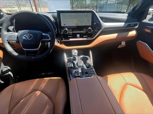 Used 2025 Toyota Highlander Platinum image 15