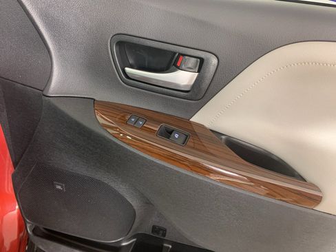 Used 2017 Toyota Sienna Limited Premium image 39