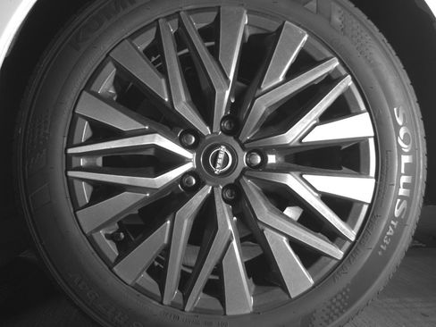 Used 2025 Nissan Altima 2.5 SV FWD image 13