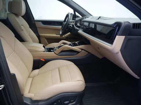 Certified 2024 Porsche Cayenne S AWD/4WD image 22