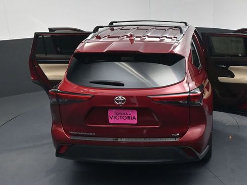 Used 2022 Toyota Highlander XLE FWD image 22