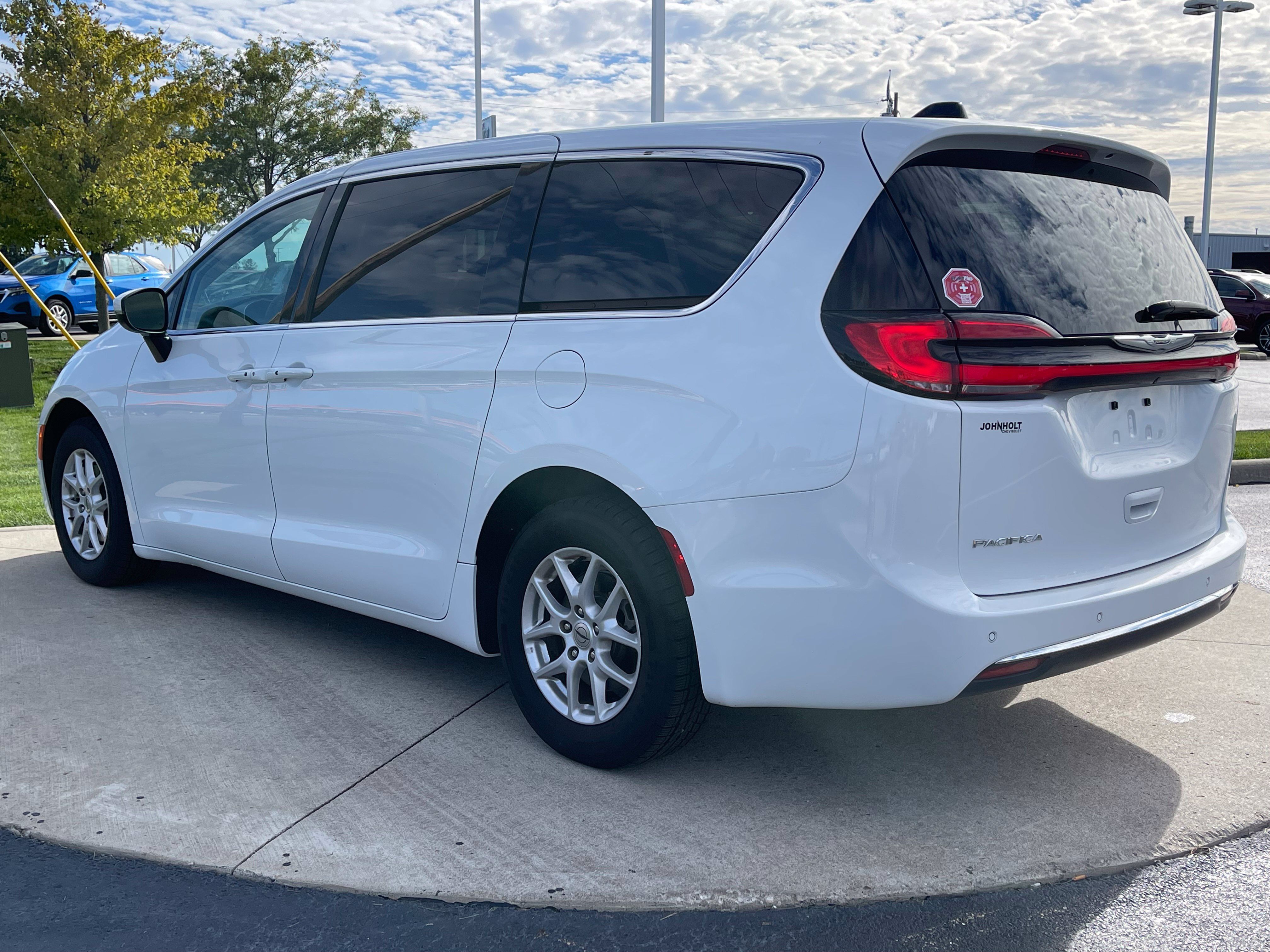 Used 2023 Chrysler Pacifica Touring-L FWD image 5