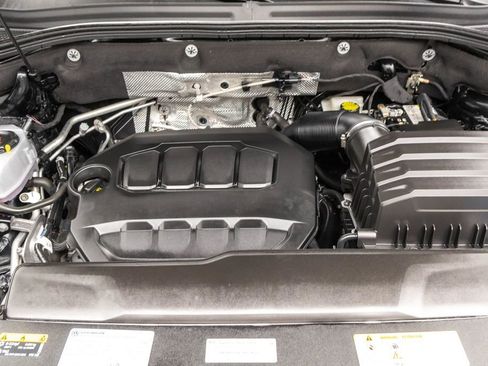 Certified 2025 Volkswagen Atlas SEL Premium R-Line image 40