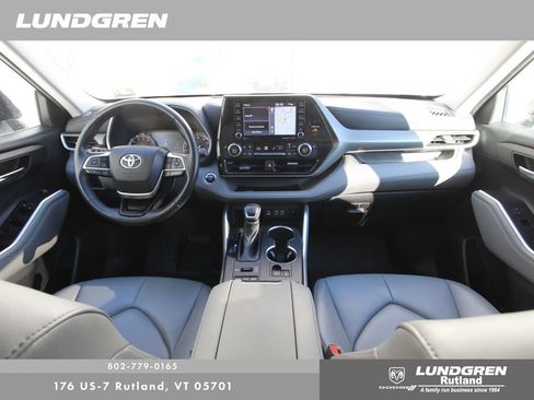 Used 2022 Toyota Highlander XLE image 6