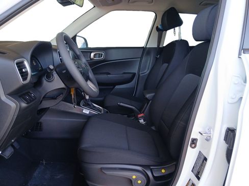 New 2025 Hyundai Venue SE image 9