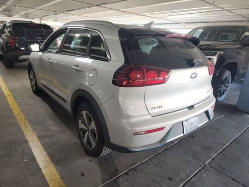 Used 2018 Kia Niro LX image 3