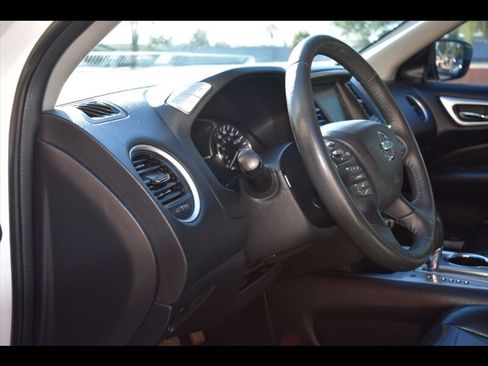 Used 2018 Nissan Pathfinder SL w/ Midnight Edition Package image 15