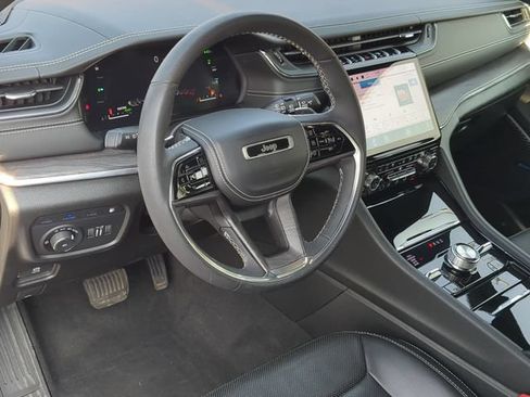 Used 2023 Jeep Grand Cherokee Overland AWD/4WD image 2