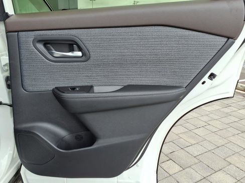 Used 2023 Nissan Rogue SV image 14